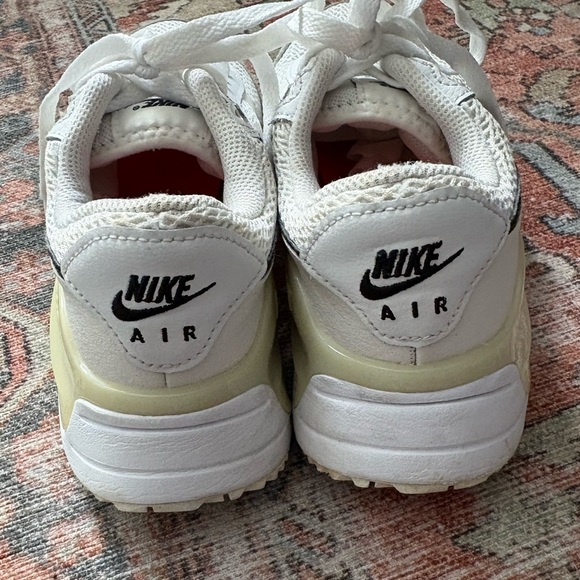 Nike Air Max SYSTM women's athletic shoes in white and photon dust - Picture 5 of 7